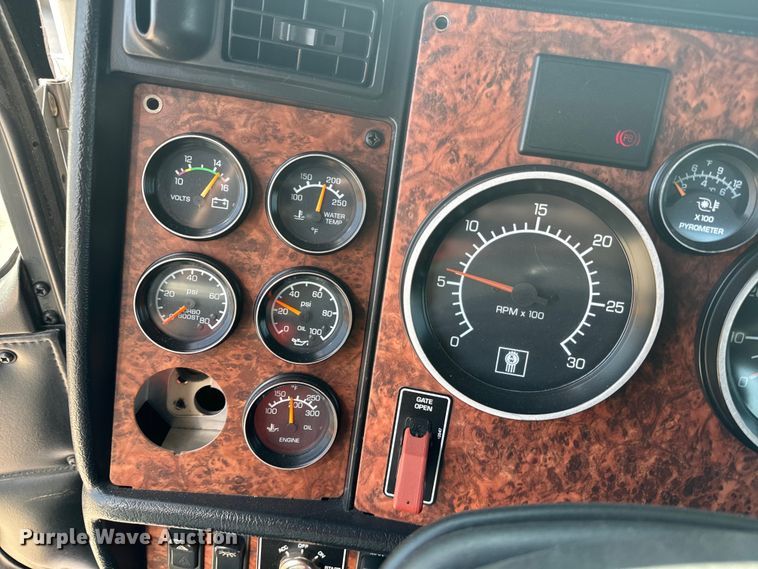 image for item DQ6887 2006 Kenworth T800 semi truck