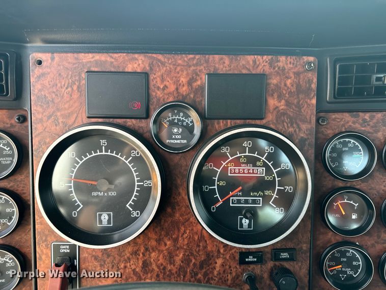 image for item DQ6887 2006 Kenworth T800 semi truck