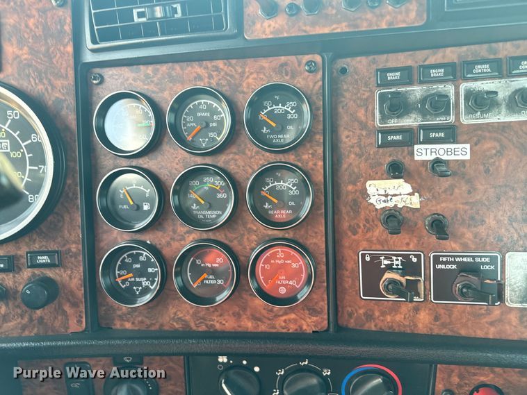 image for item DQ6887 2006 Kenworth T800 semi truck