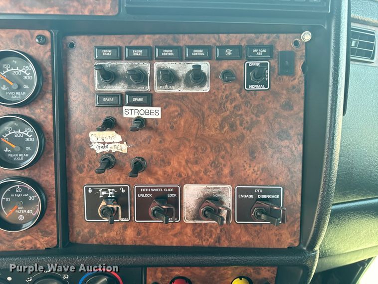 image for item DQ6887 2006 Kenworth T800 semi truck