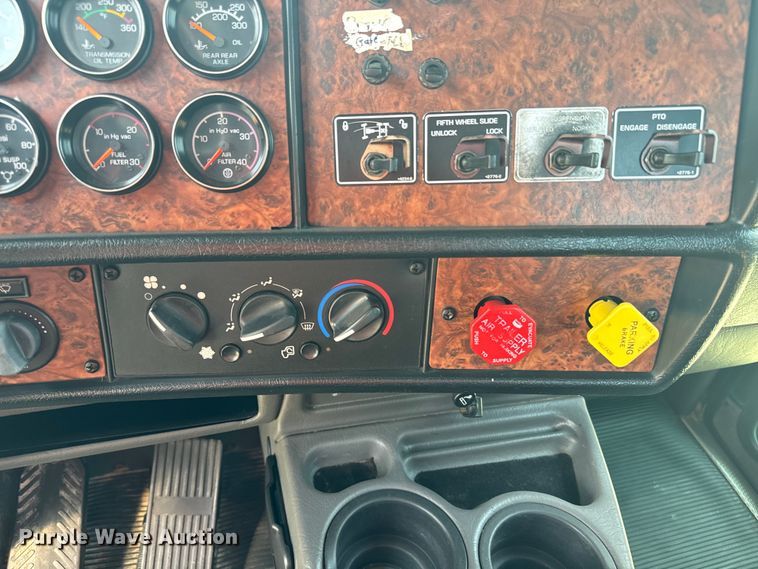 image for item DQ6887 2006 Kenworth T800 semi truck