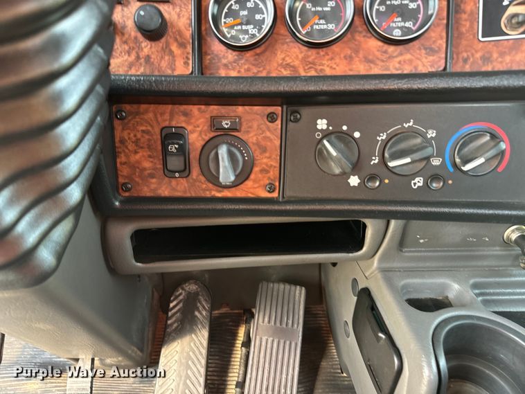 image for item DQ6887 2006 Kenworth T800 semi truck