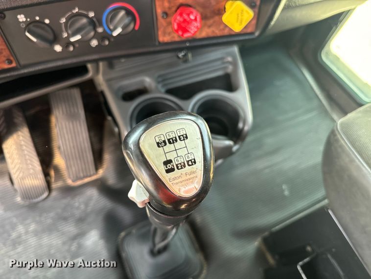 image for item DQ6887 2006 Kenworth T800 semi truck