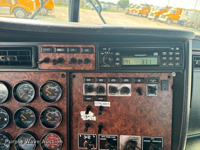 image for item DQ6887 2006 Kenworth T800 semi truck