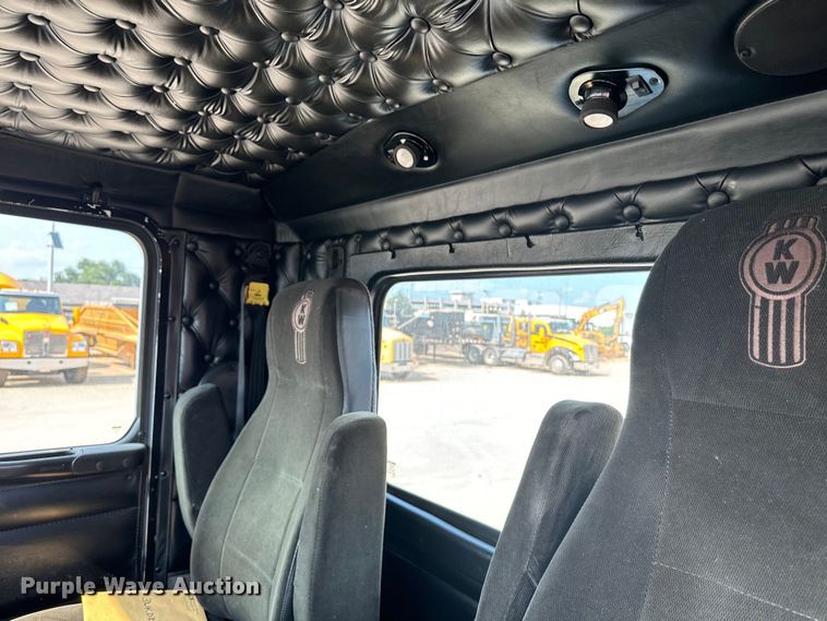 image for item DQ6887 2006 Kenworth T800 semi truck