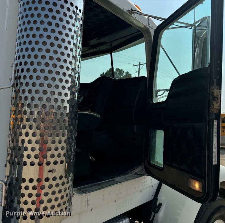 image for item DQ6887 2006 Kenworth T800 semi truck