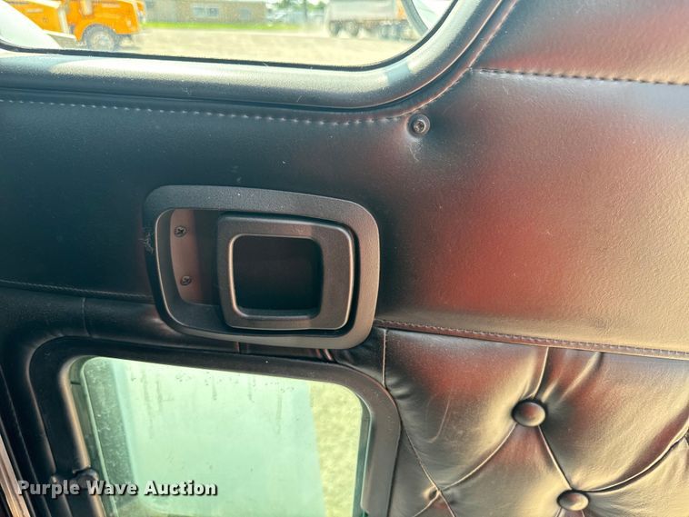 image for item DQ6887 2006 Kenworth T800 semi truck