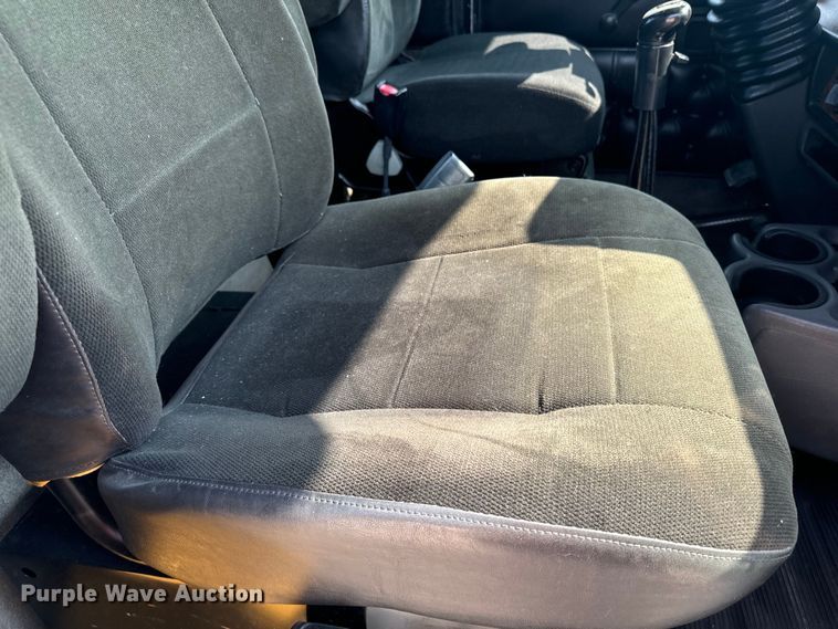 image for item DQ6887 2006 Kenworth T800 semi truck