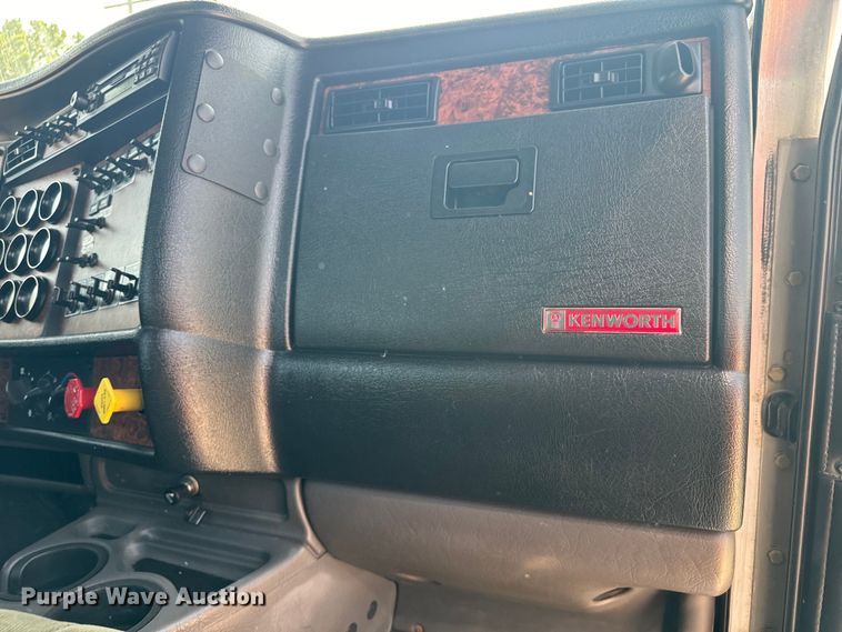 image for item DQ6887 2006 Kenworth T800 semi truck