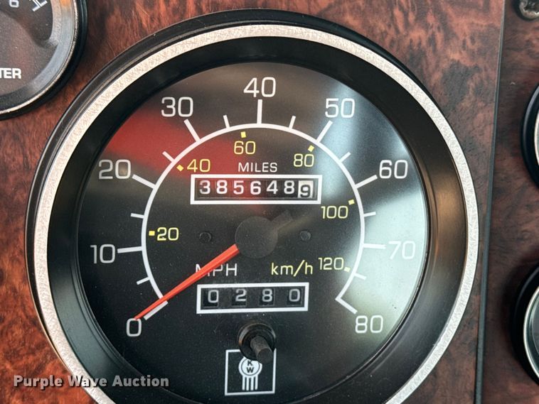 image for item DQ6887 2006 Kenworth T800 semi truck