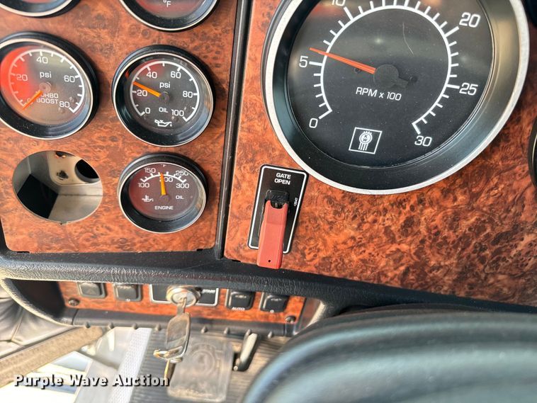 image for item DQ6887 2006 Kenworth T800 semi truck