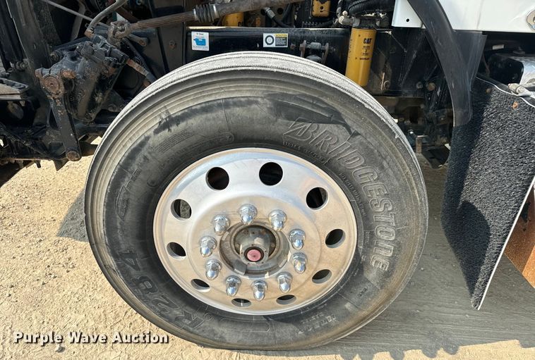 image for item DQ6887 2006 Kenworth T800 semi truck