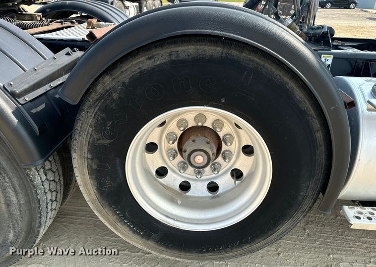 image for item DQ6887 2006 Kenworth T800 semi truck