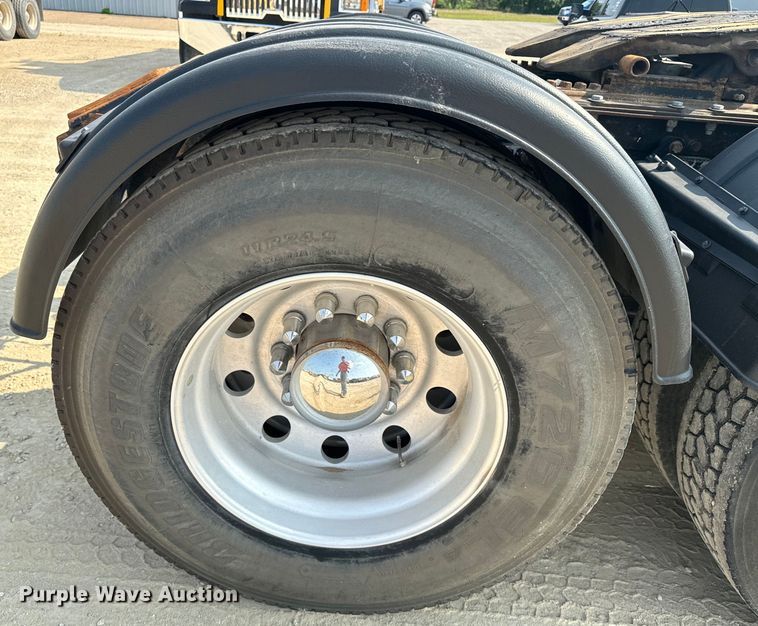 image for item DQ6887 2006 Kenworth T800 semi truck