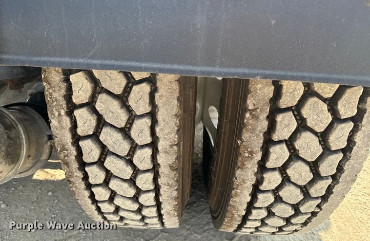 image for item DQ6887 2006 Kenworth T800 semi truck