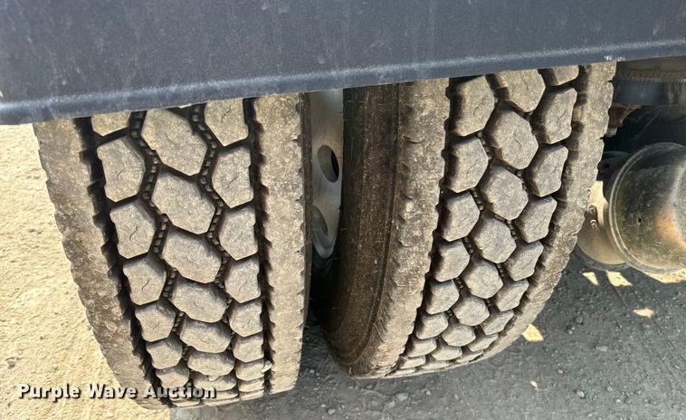 image for item DQ6887 2006 Kenworth T800 semi truck