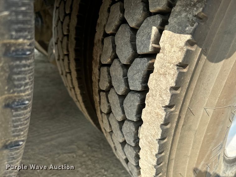 image for item DQ6887 2006 Kenworth T800 semi truck