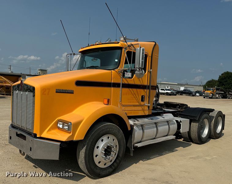 image for item DQ6888 2010 Kenworth T800 semi truck