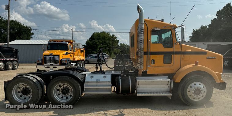 image for item DQ6888 2010 Kenworth T800 semi truck