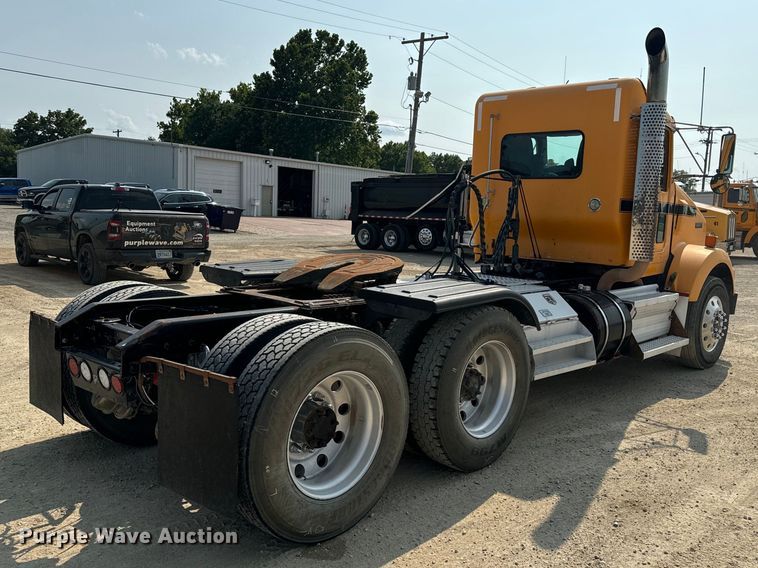 image for item DQ6888 2010 Kenworth T800 semi truck