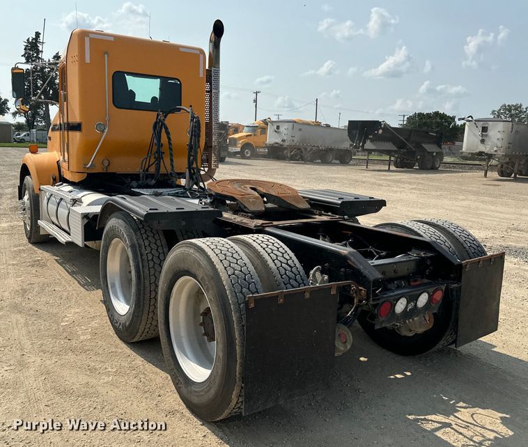 image for item DQ6888 2010 Kenworth T800 semi truck