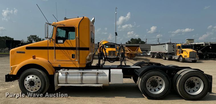 image for item DQ6888 2010 Kenworth T800 semi truck