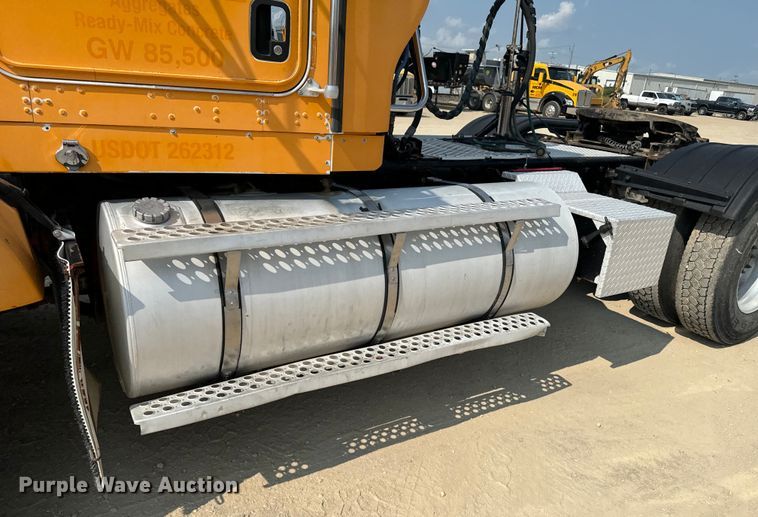 image for item DQ6888 2010 Kenworth T800 semi truck