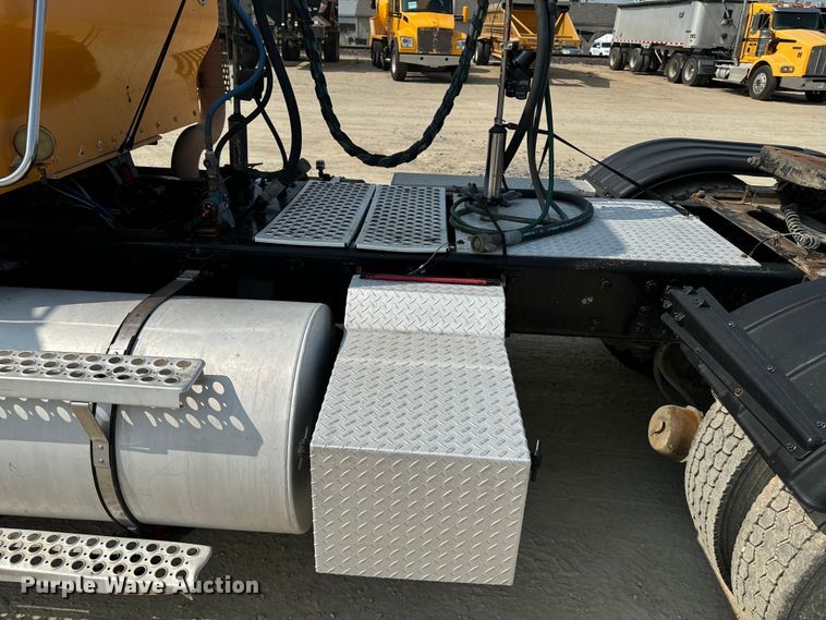 image for item DQ6888 2010 Kenworth T800 semi truck