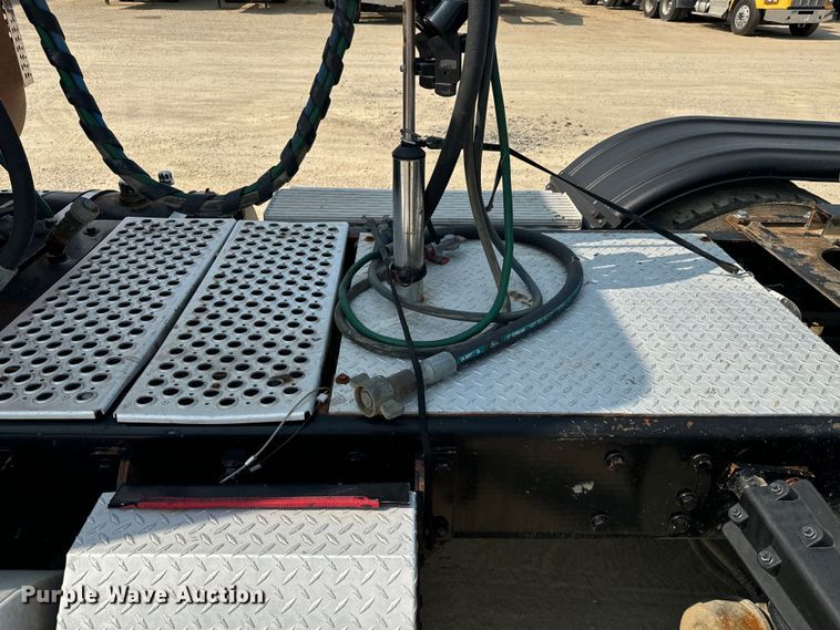 image for item DQ6888 2010 Kenworth T800 semi truck