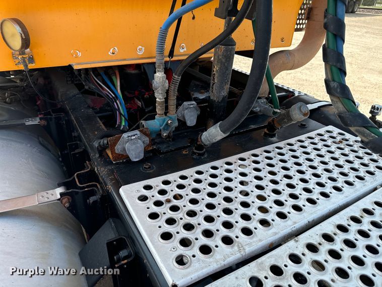 image for item DQ6888 2010 Kenworth T800 semi truck