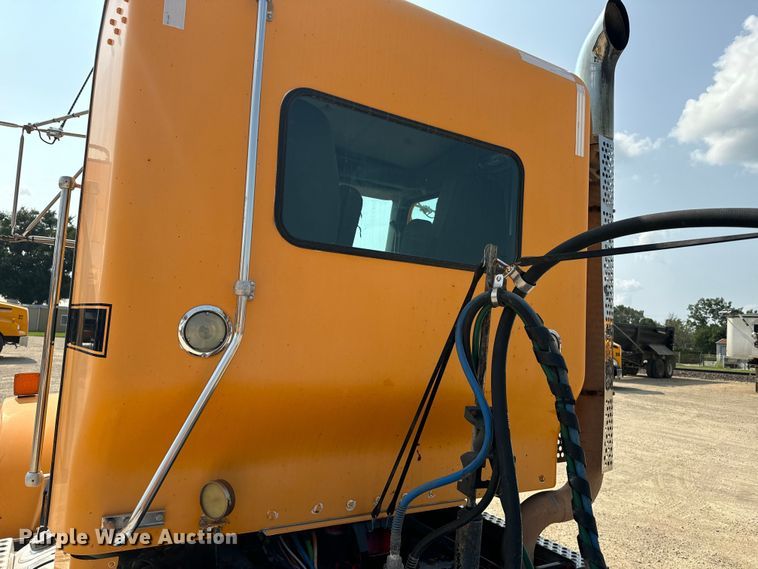 image for item DQ6888 2010 Kenworth T800 semi truck