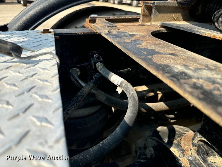 image for item DQ6888 2010 Kenworth T800 semi truck