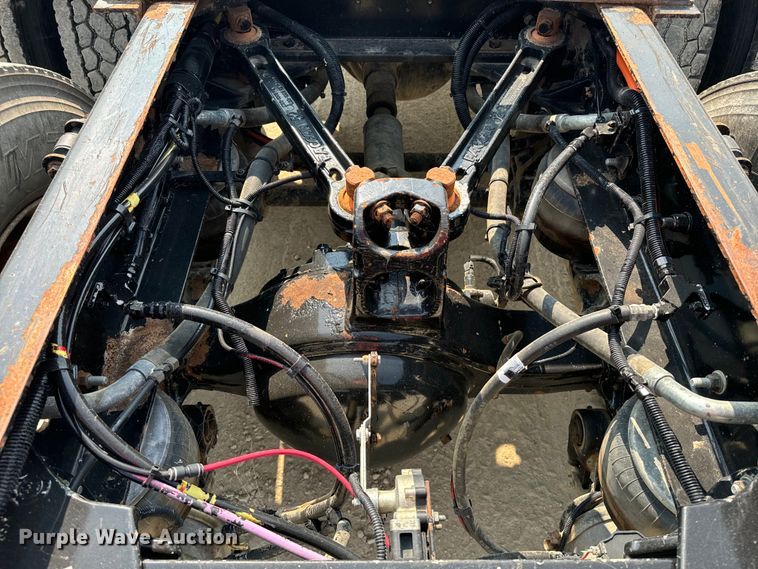 image for item DQ6888 2010 Kenworth T800 semi truck