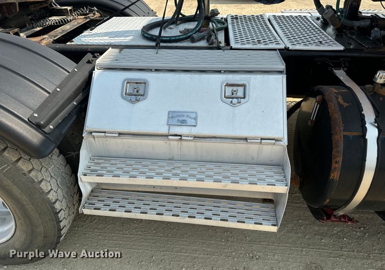 image for item DQ6888 2010 Kenworth T800 semi truck