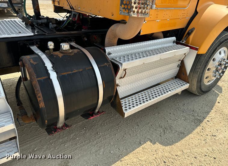 image for item DQ6888 2010 Kenworth T800 semi truck