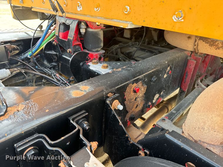 image for item DQ6888 2010 Kenworth T800 semi truck