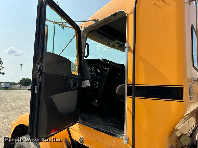 image for item DQ6888 2010 Kenworth T800 semi truck