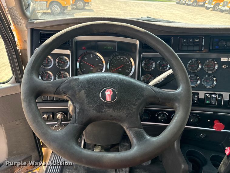 image for item DQ6888 2010 Kenworth T800 semi truck