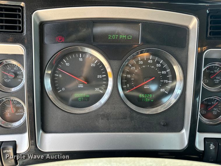 image for item DQ6888 2010 Kenworth T800 semi truck