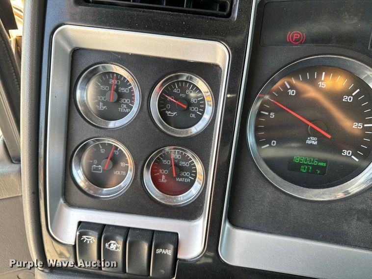 image for item DQ6888 2010 Kenworth T800 semi truck