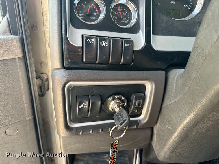 image for item DQ6888 2010 Kenworth T800 semi truck