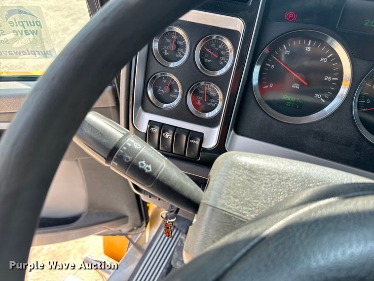 image for item DQ6888 2010 Kenworth T800 semi truck