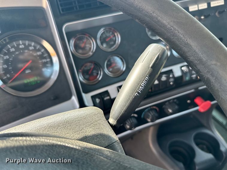 image for item DQ6888 2010 Kenworth T800 semi truck