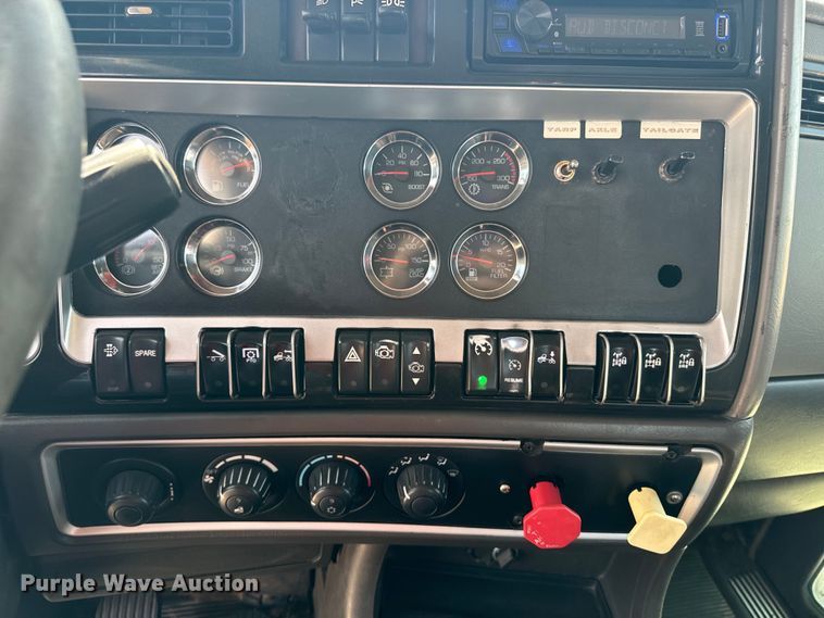 image for item DQ6888 2010 Kenworth T800 semi truck