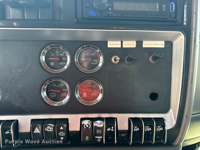 image for item DQ6888 2010 Kenworth T800 semi truck