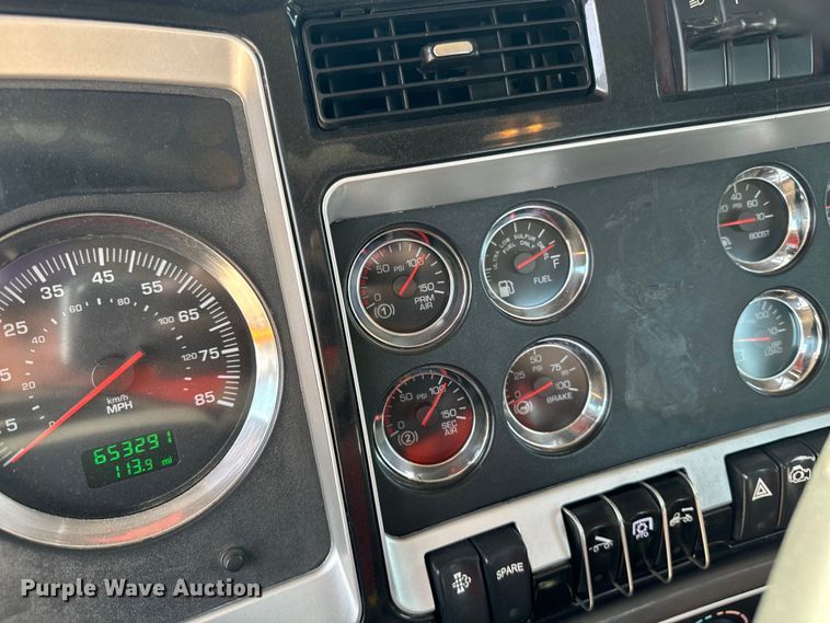 image for item DQ6888 2010 Kenworth T800 semi truck