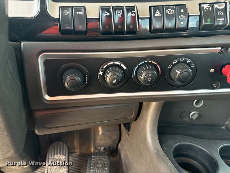 image for item DQ6888 2010 Kenworth T800 semi truck