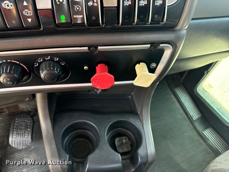 image for item DQ6888 2010 Kenworth T800 semi truck