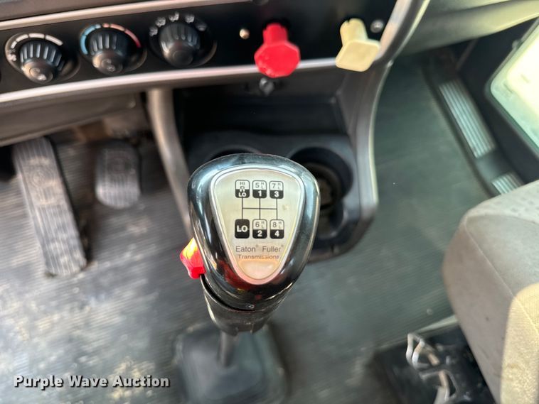 image for item DQ6888 2010 Kenworth T800 semi truck