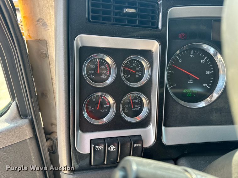 image for item DQ6888 2010 Kenworth T800 semi truck